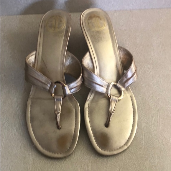 Lilly Pulitzer Gold Thong Sandals with heel - Picture 2 of 4
